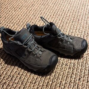 Keen women’s Gray Hiking Shoes, size 8 never worn